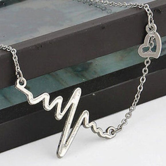 Gorgeous 18KP Silver Heartbeat Necklace - Picture 2 of 4